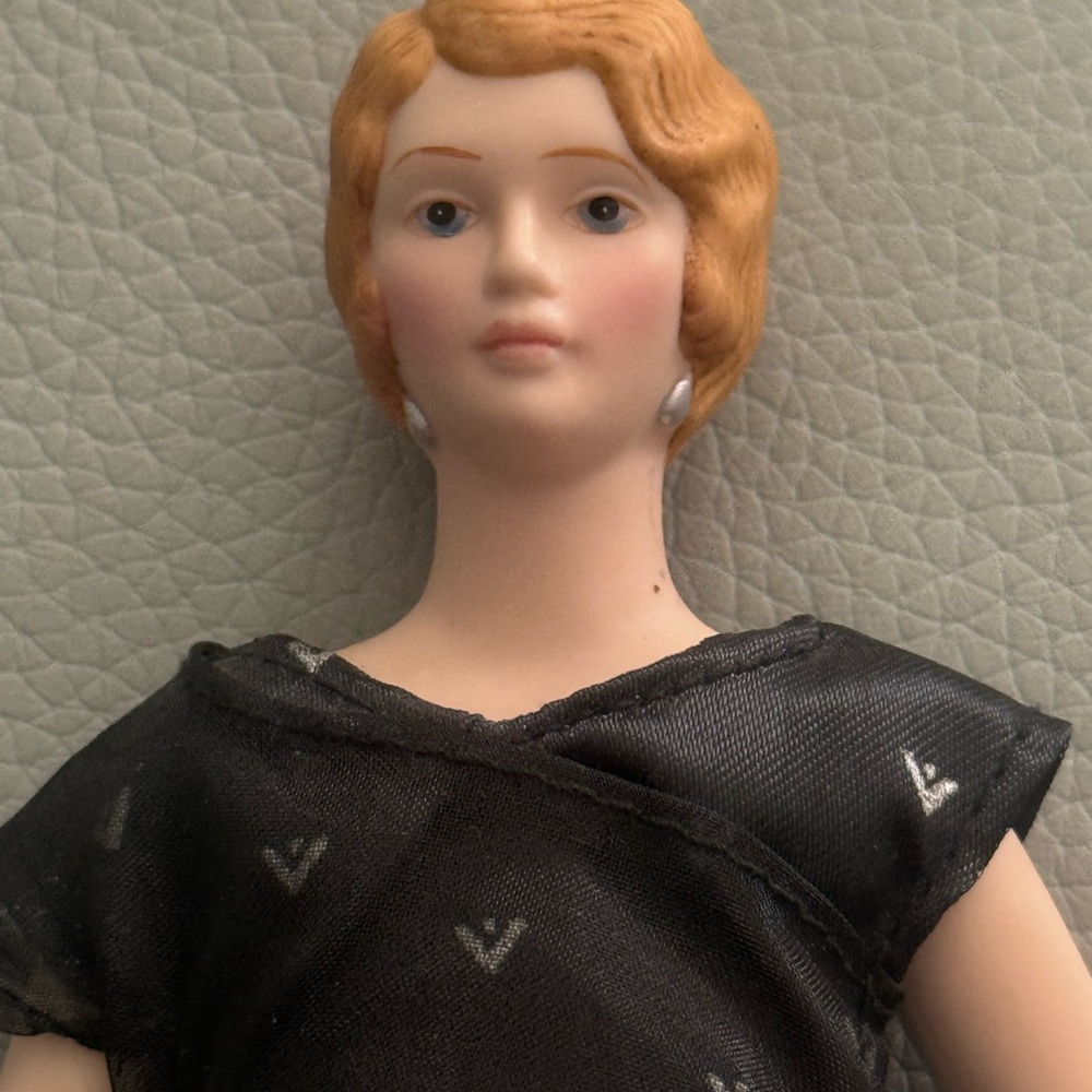 Vintage Avon Roaring 20s Flapper Girl Doll Porcelain 1989 9" tall Blond